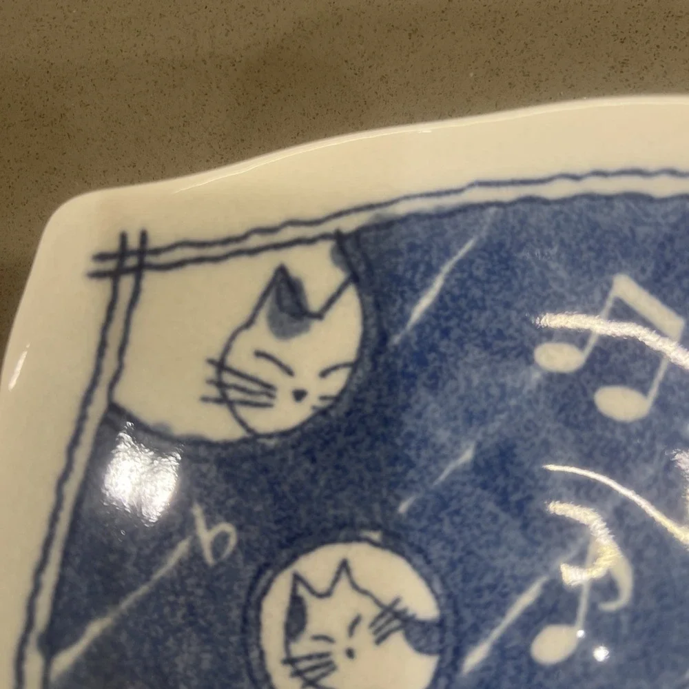 Cat and musical note design plate, Ehime Matsuyama Tobe ware plate